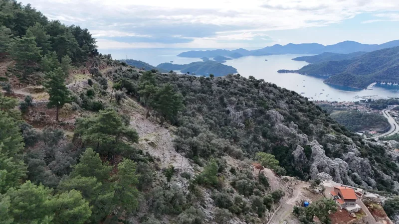 Göcek'te deniz manzaralı tarla; havadan körfez, adalar ve yat limanı görünümü