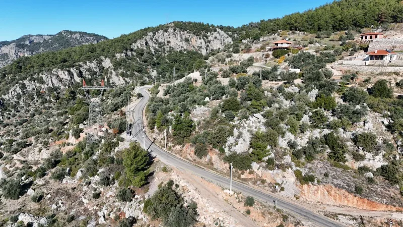 Havadan kıvrımlı asfalt yol; kayalık yamaçta Gökçeovacık tarla bölgesi