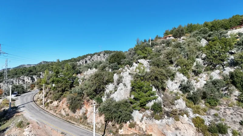Kayalık yamaç yanından geçen asfalt yol; Gökçeovacık satılık tarla erişimi