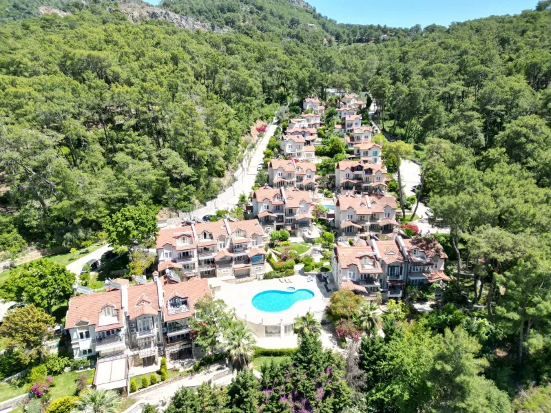 Vineyard sitesi havadan görünüm; ortada mavi ortak havuz ve yeşil bahçe