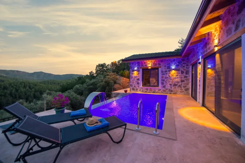 İnlice'de Manzaralı Havuzlu Satılık İki Taş Villa