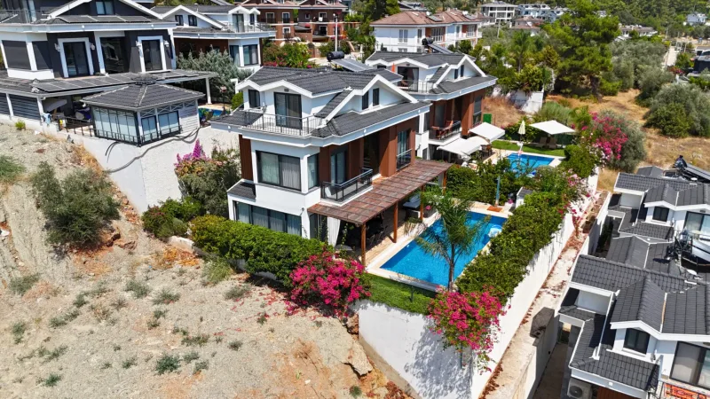 Göcek'te Deniz Manzaralı Özel Havuzlu Satılık Tripleks Villa