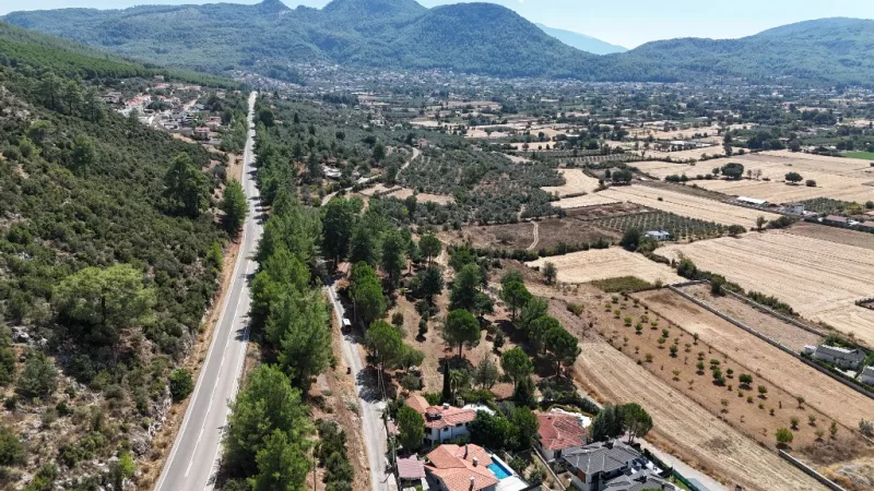 Üzümlü vadisine ve dağ sırasına açılan kuşbakışı manzara