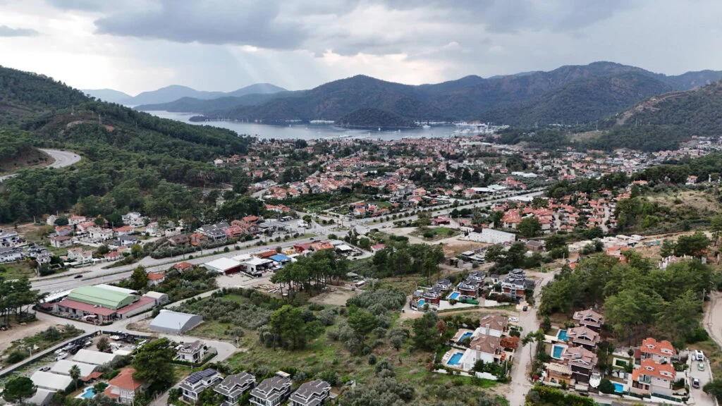 GÖCEK'TE MUHTEŞEM DENİZ MANZARALI İMARLI ARSA - Fotoğraf 12
