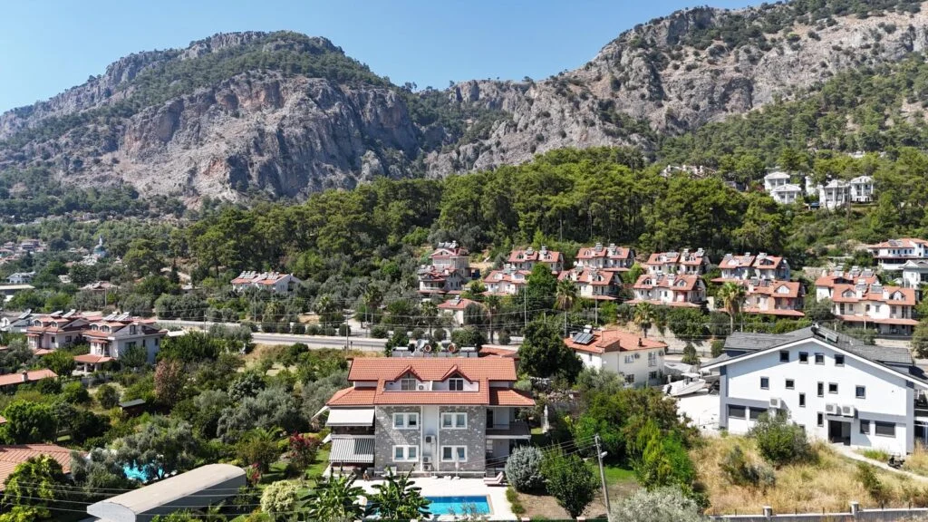 GÖCEK'TE 101 GÜN KİRALAMAYA UYGUN ORTAK HAVUZLU MUHTEŞEM 4+1 DUBLEKS DAİRE